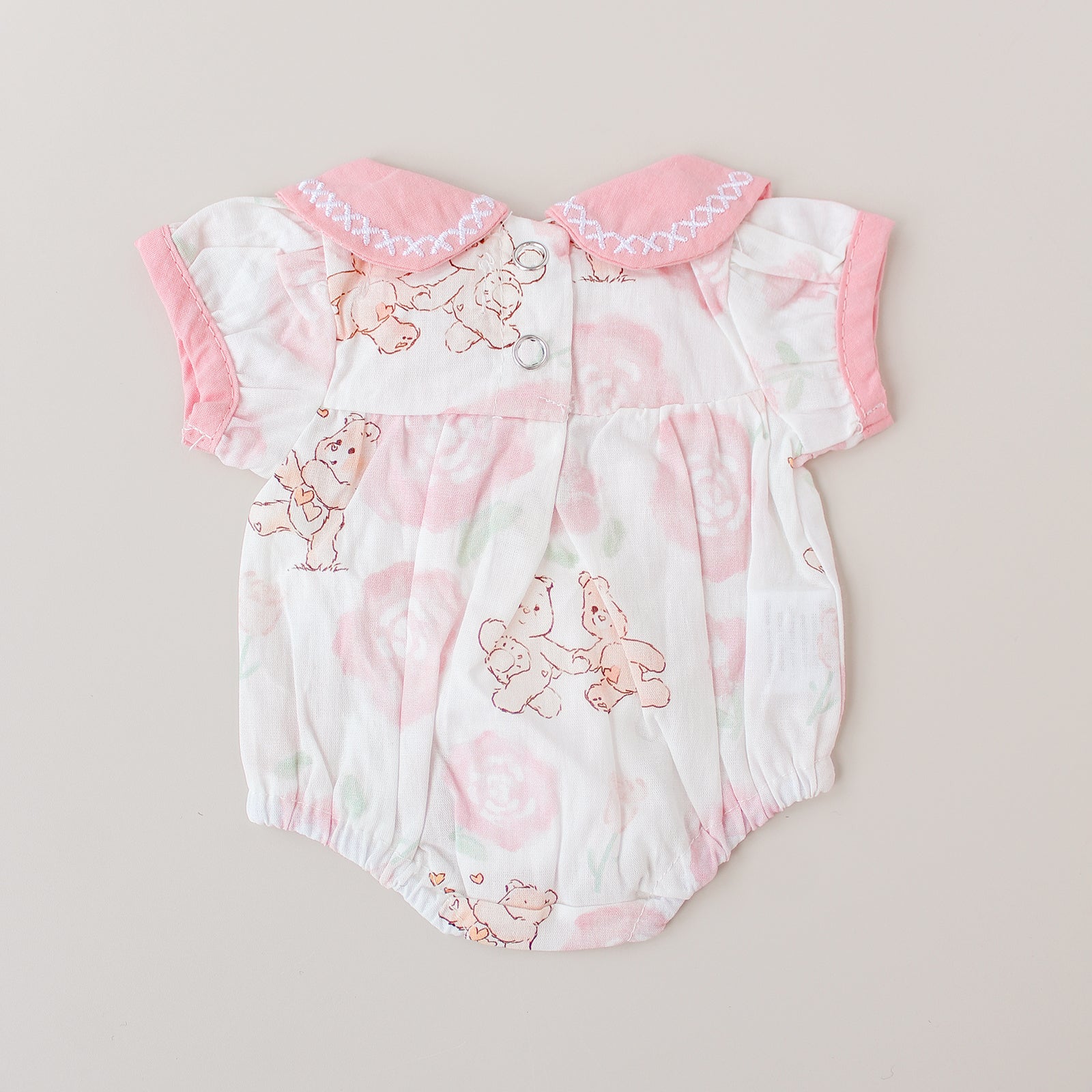 Piel rosa y divertida con mangas de corte original - Para bebés reborn de 36 a 45 cm