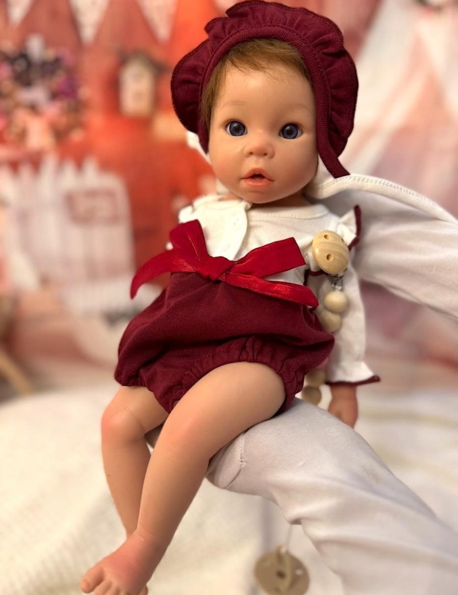 Piel con cuero ceremonial y capucha color burdeos – Para bebés reborn de 40 a 48 cm
