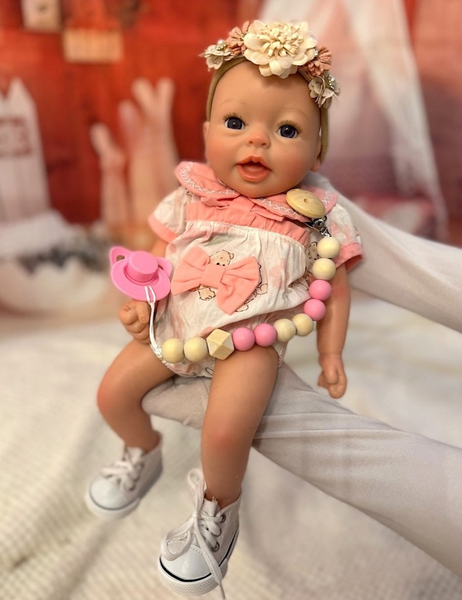 Piel rosa y divertida con mangas de corte original - Para bebés reborn de 36 a 45 cm
