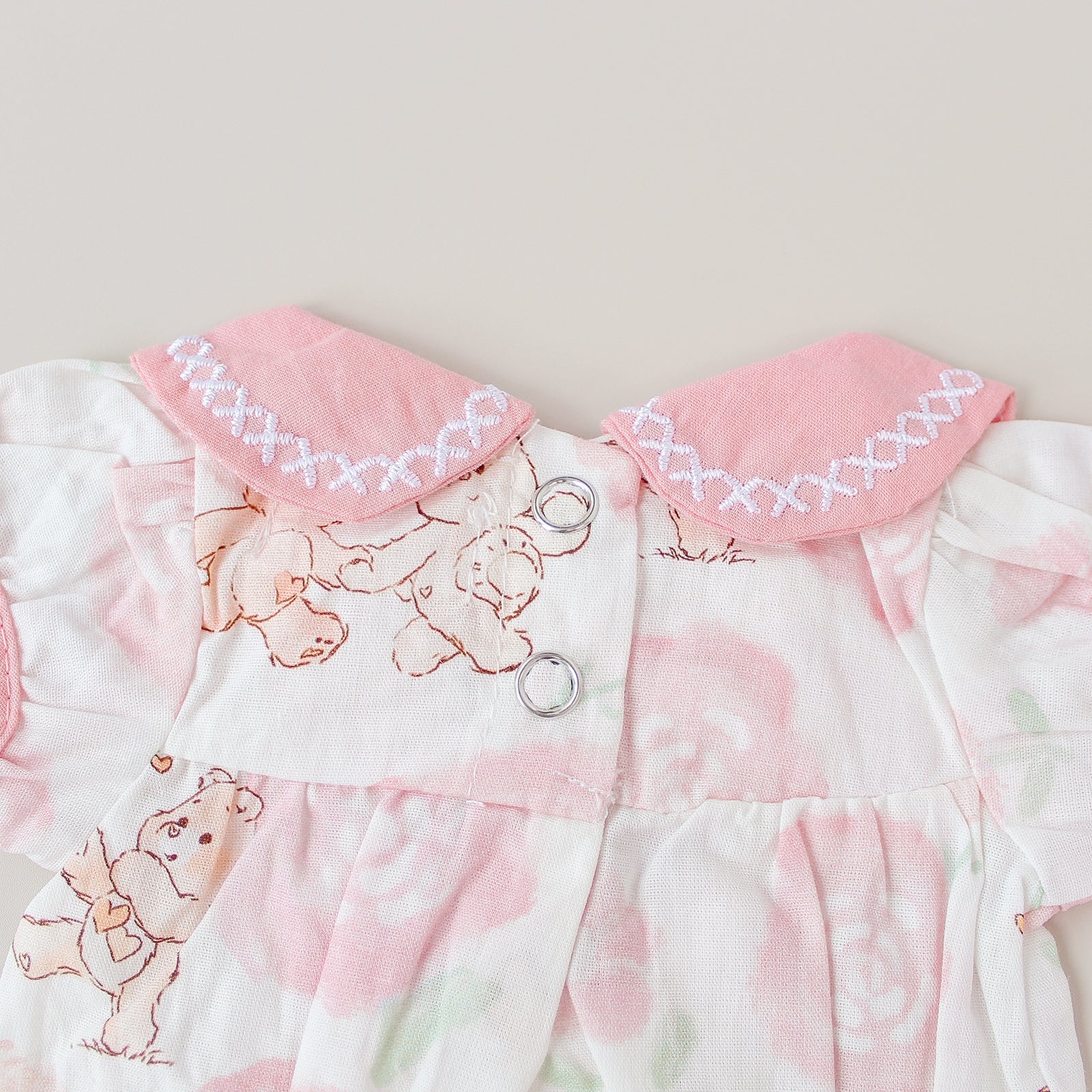 Piel rosa y divertida con mangas de corte original - Para bebés reborn de 36 a 45 cm