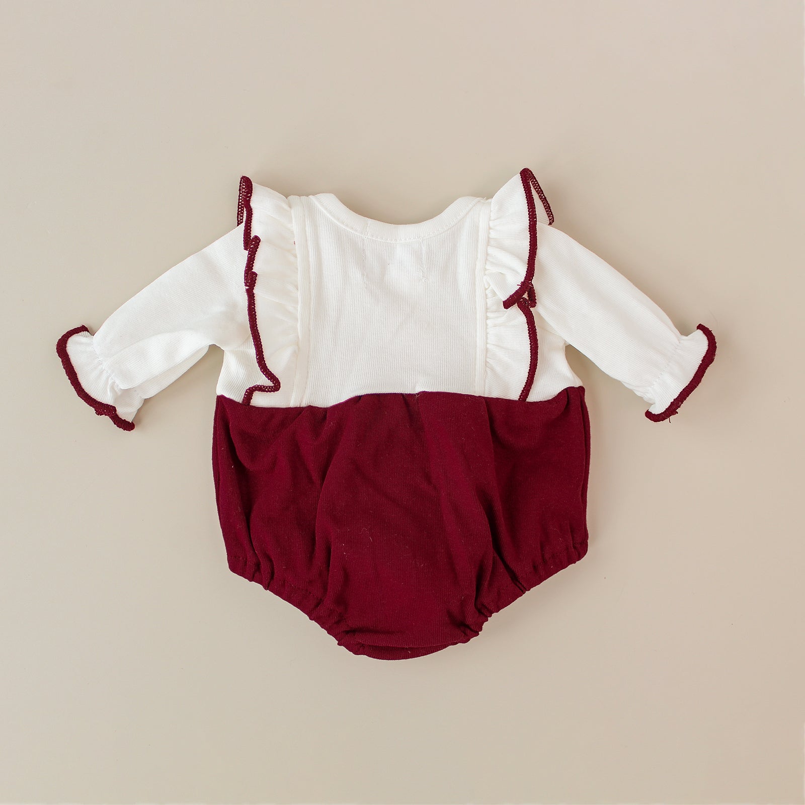 Piel con cuero ceremonial y capucha color burdeos – Para bebés reborn de 40 a 48 cm