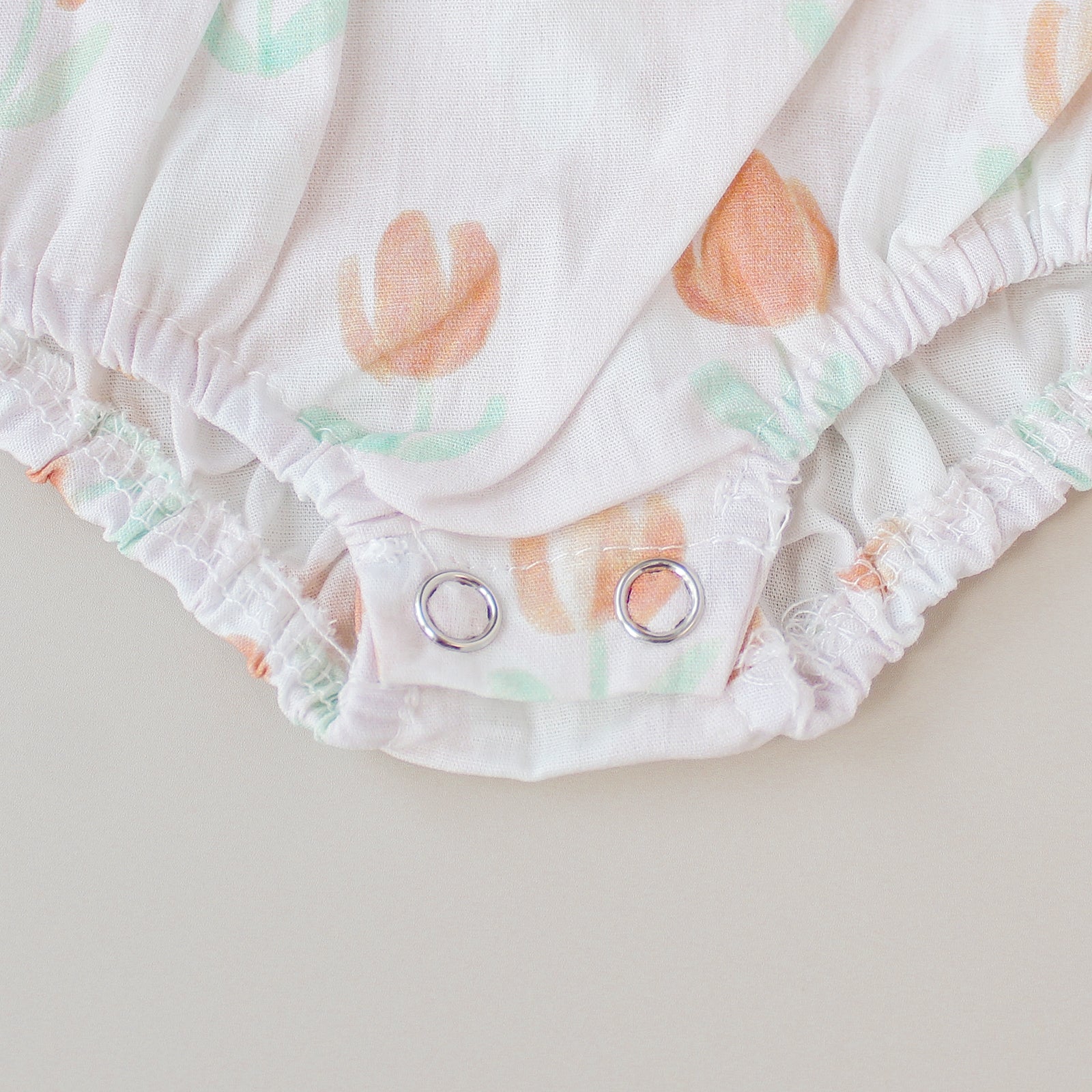 Piel con estampado floral y volantes con cierre de velcro – Para bebés reborn de 44 a 52 cm