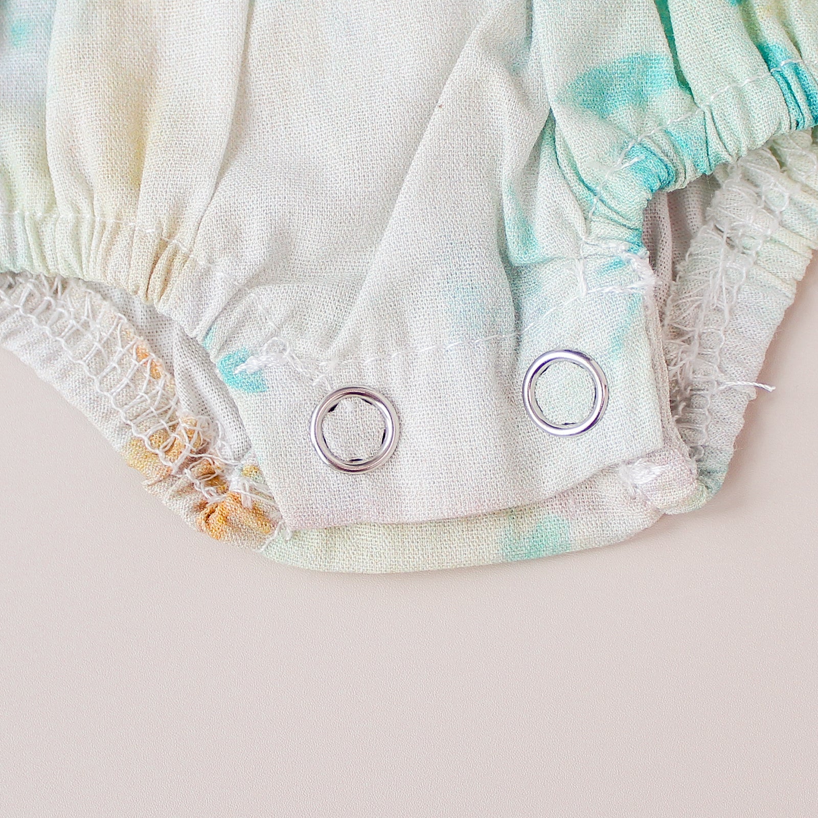 Ranita con estampado floral sobre tiras de colores – Para bebés reborn de 33 a 40 cm