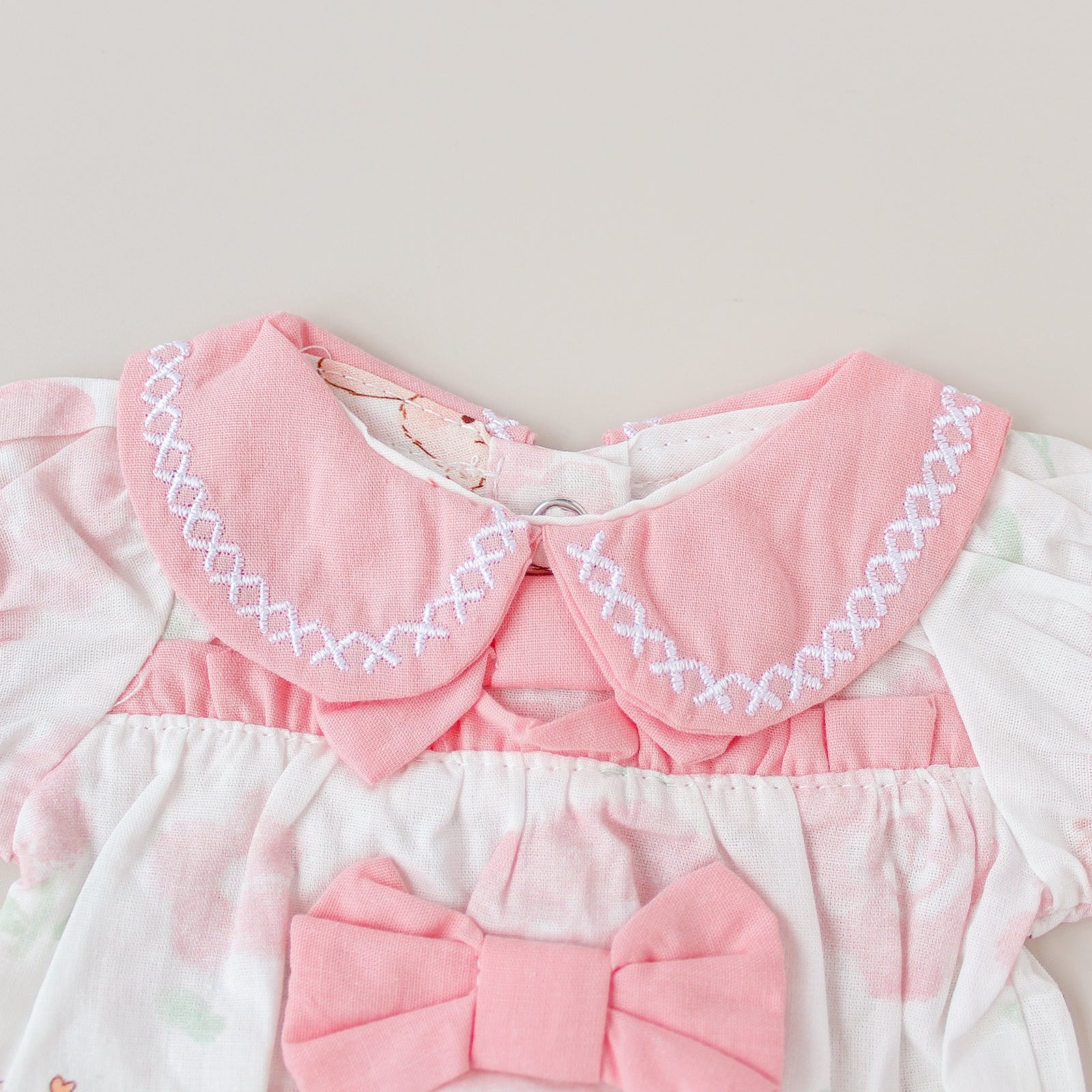 Piel rosa y divertida con mangas de corte original - Para bebés reborn de 36 a 45 cm 