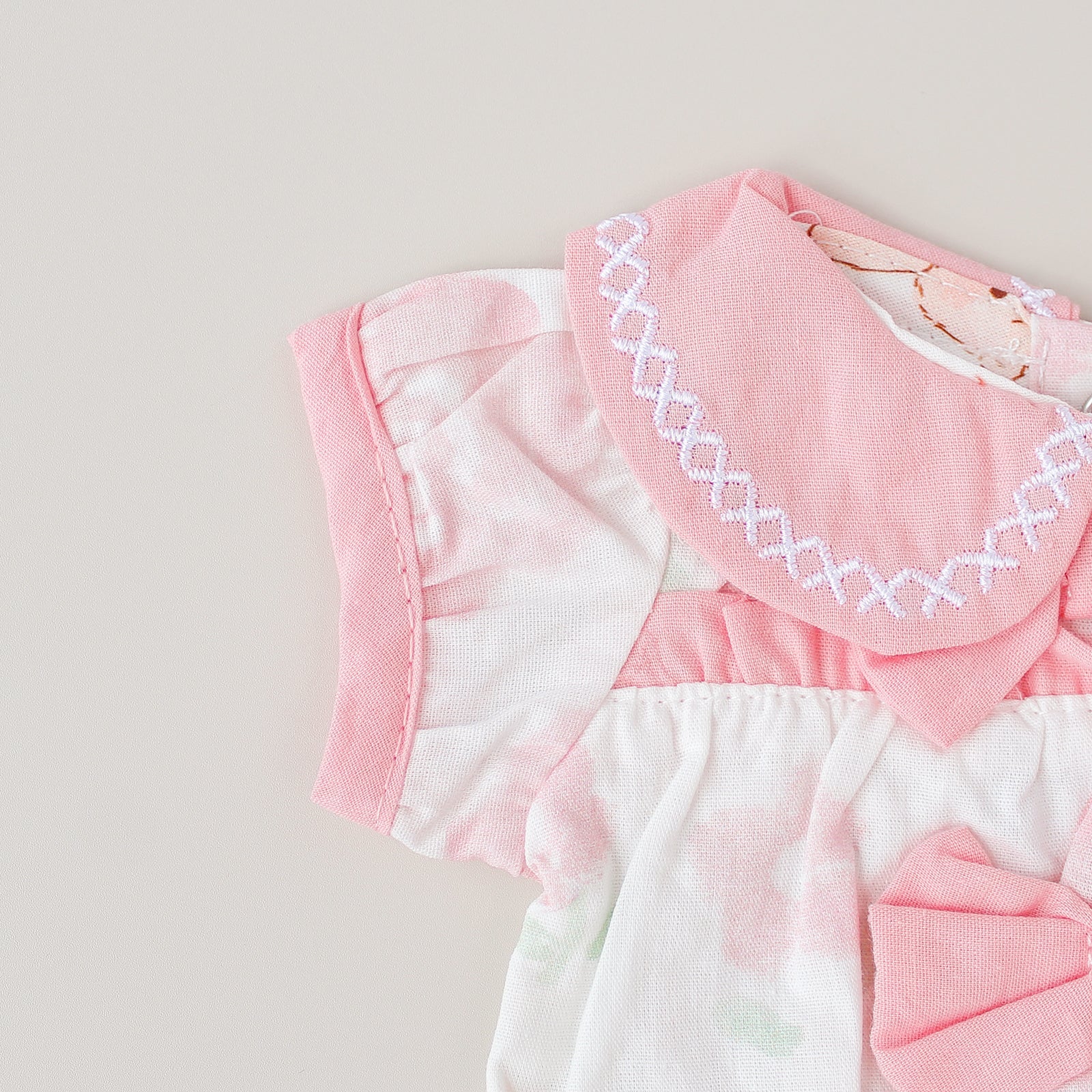 Piel rosa y divertida con mangas de corte original - Para bebés reborn de 36 a 45 cm 